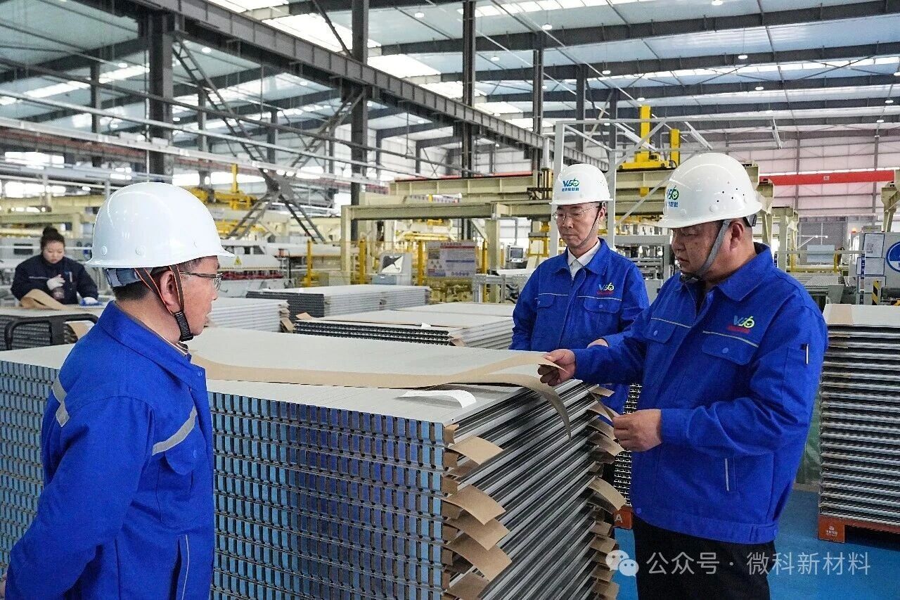 微科集团高管慰问春节期间坚守岗位保生产的微科新材料项目一线生产工人